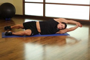 Растягивание широчайших мышц спины лежа, позиция 1
