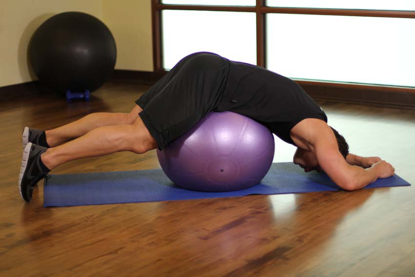 Растяжка грудных мышц лежа на фитболе - Упражнения - DailyFit