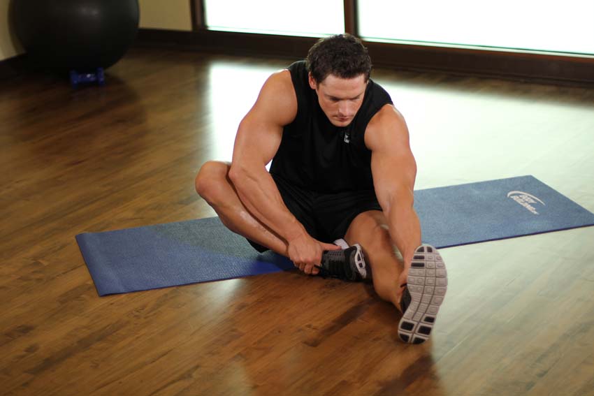 Растяжка мышц задней поверхности бедра сидя на полу - Упражнения - DailyFit
