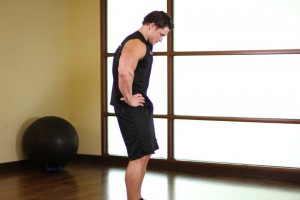 Растяжка мышц спины в положении стоя, позиция 1